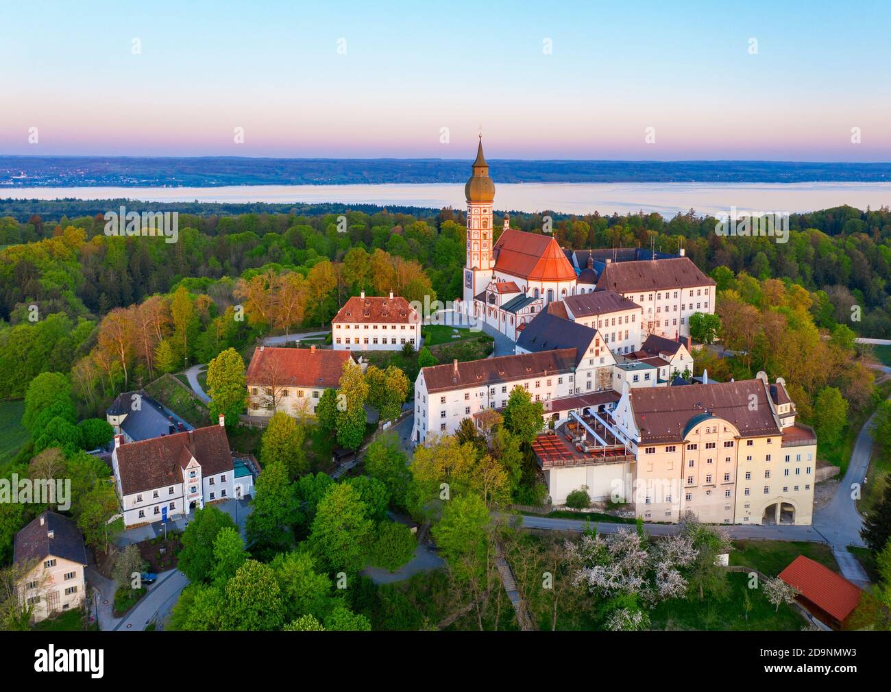 Monastero di Andechs alla luce del mattino, Ammersee, Fünfseenland, Pfaffenwinkel, foto del drone, alta Baviera, Baviera, Germania Foto Stock