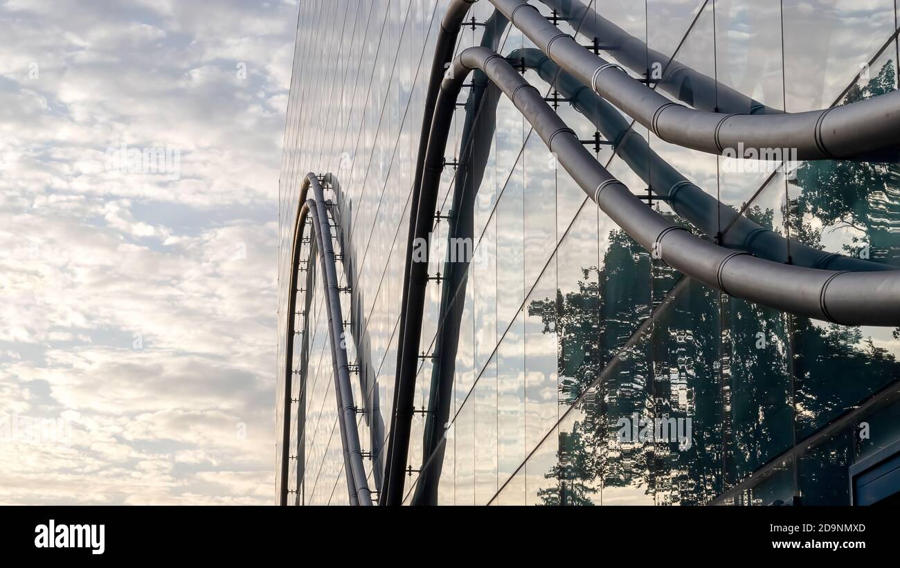 Edificio di architettura moderna, fotografia della città, vista dal basso, sfondo, spazio per copiare il testo Foto Stock