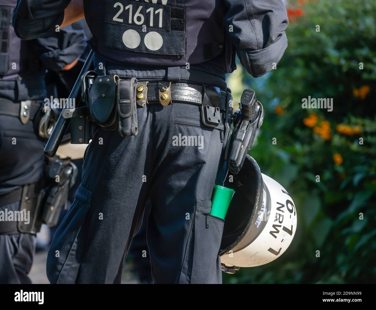 20 settembre 2020, Duesseldorf, Renania settentrionale-Vestfalia, Germania - polizia NRW in servizio a dimostrazione anticorona, dimostrazione contro la politica sanitaria del governo federale e misure volte a limitare la diffusione della pandemia di coronavirus, denari corona, oppositori di vaccini, i sostenitori delle teorie diffuse della cospirazione e gli estremisti di destra dimostrano contro le restrizioni della libertà per contenere la crisi della corona. Foto Stock