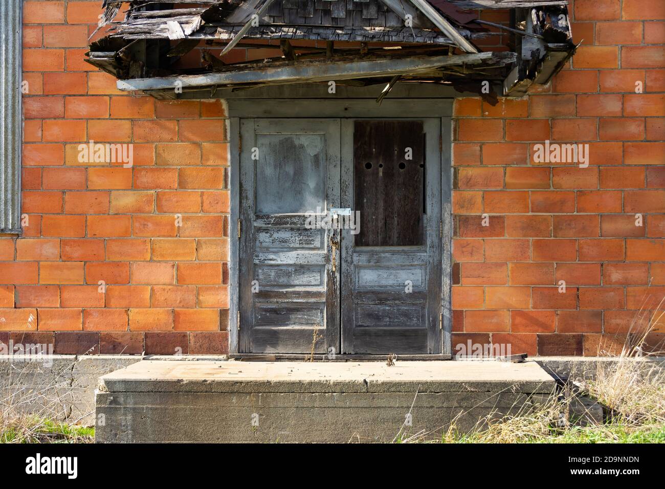 Porte chiuse in un vecchio edificio nel Midwest. Foto Stock
