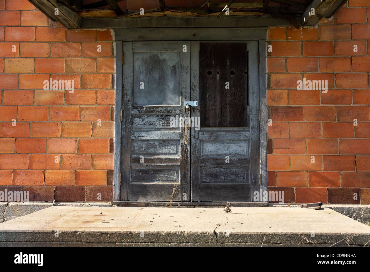 Porte chiuse in un vecchio edificio nel Midwest. Foto Stock