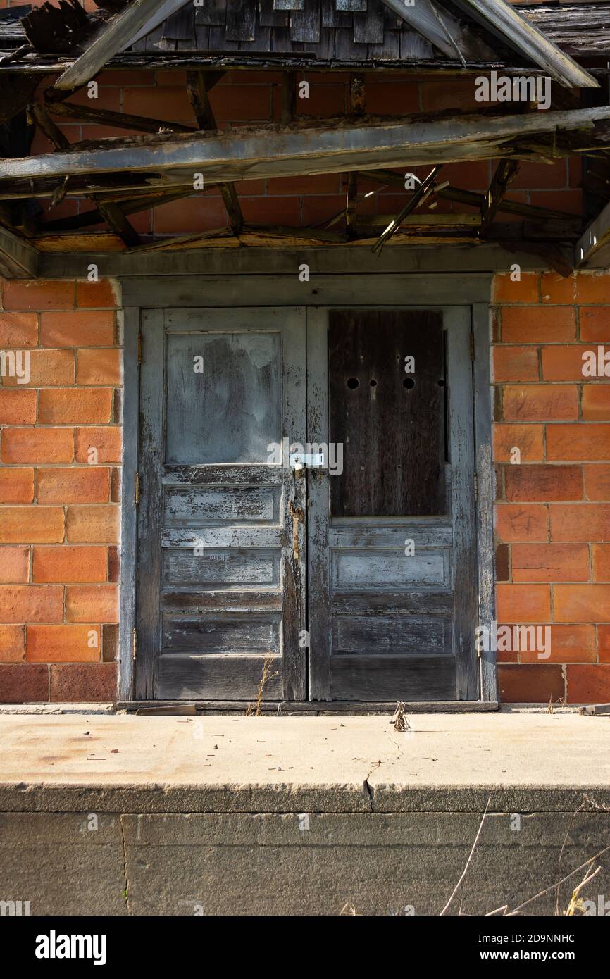 Porte chiuse in un vecchio edificio nel Midwest. Foto Stock