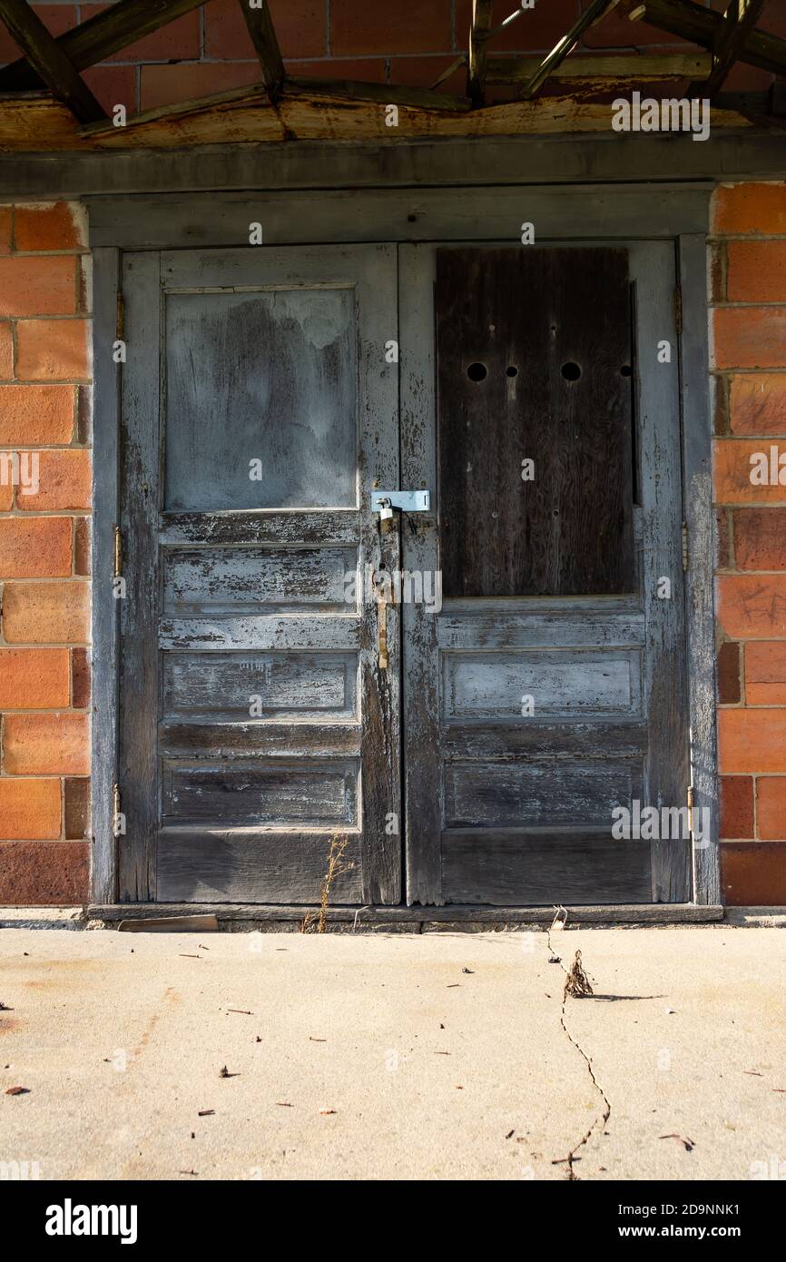 Porte chiuse in un vecchio edificio nel Midwest. Foto Stock