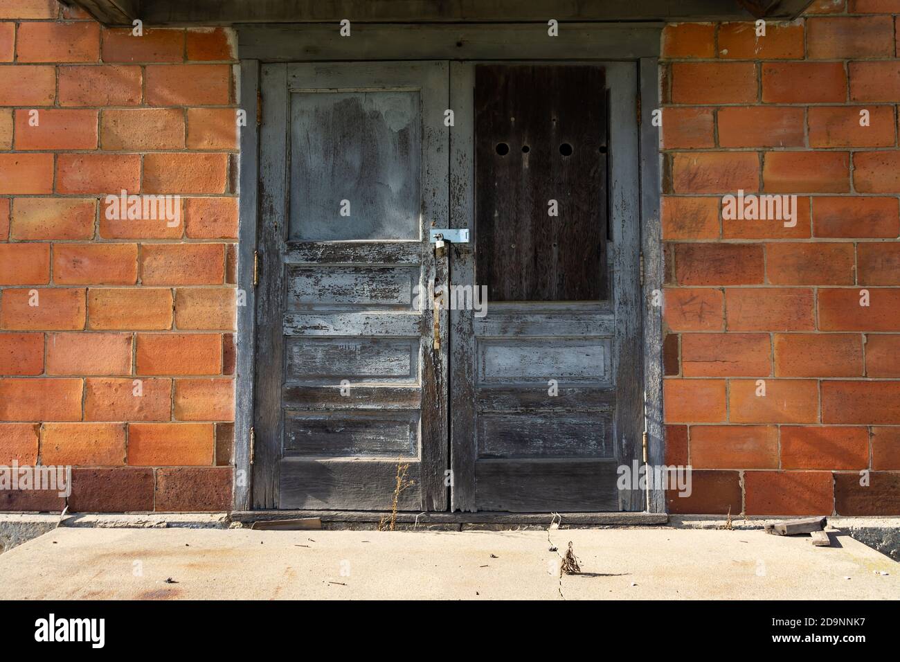 Porte chiuse in un vecchio edificio nel Midwest. Foto Stock