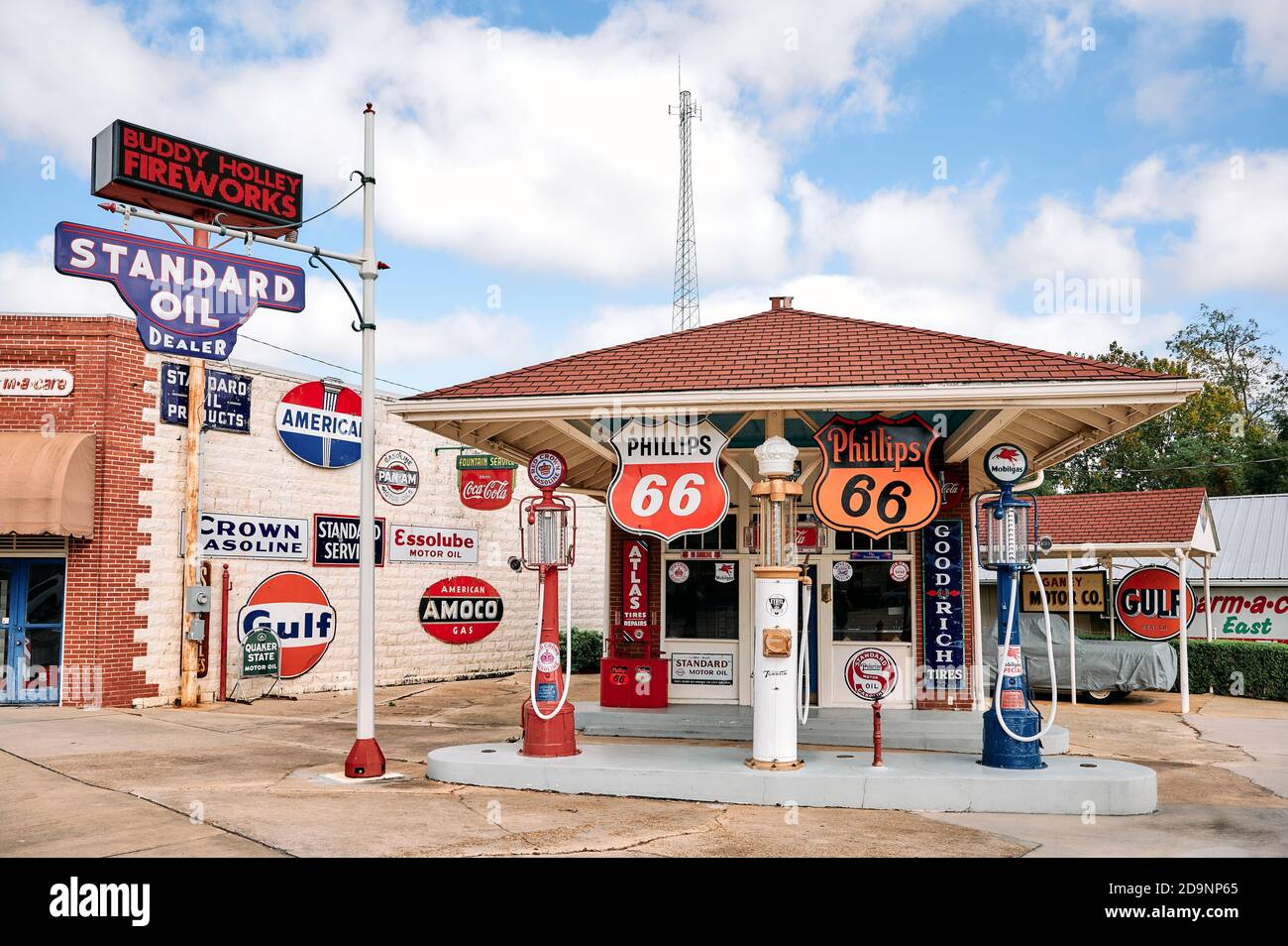 Stazione di benzina antica o antica, pompe, cartelli e petrolana in mostra a Florala Alabama, USA. Foto Stock