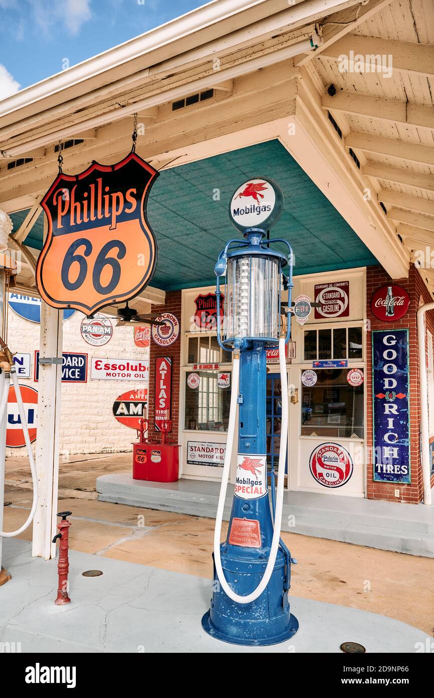 Stazione di benzina antica o antica, pompe, cartelli e petrolana in mostra a Florala Alabama, USA. Foto Stock