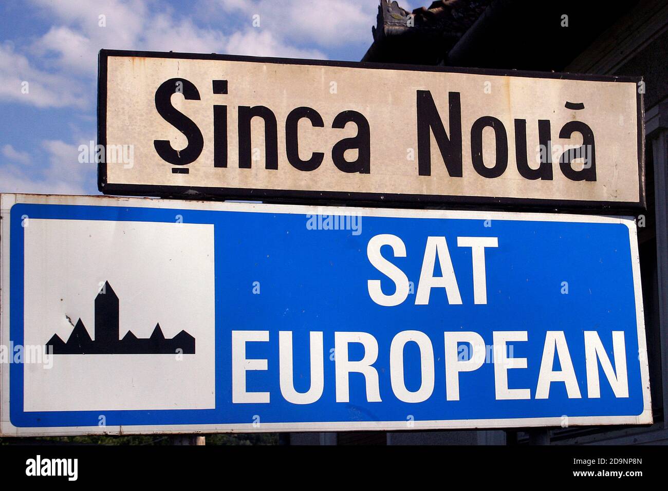 Contea di Brasov, Romania. Segnale stradale all'ingresso di Sinca Nouna, designato come "villaggio europeo" dalla Commissione europea nel 2005. Foto Stock