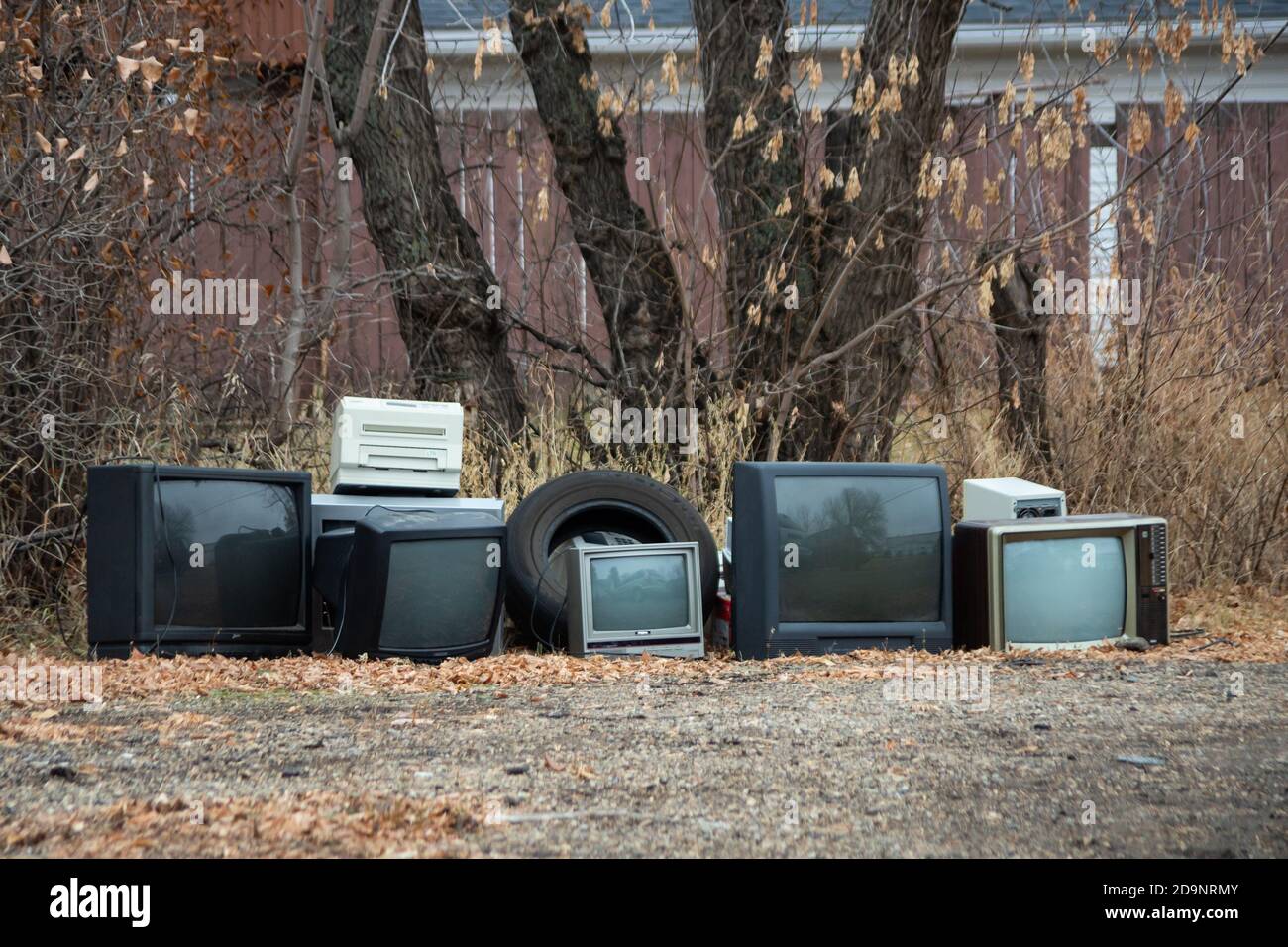rifiuti di riciclaggio elettronico, pile di vecchi televisori, vecchi computer, vecchia tecnologia in attesa di riciclaggio Foto Stock
