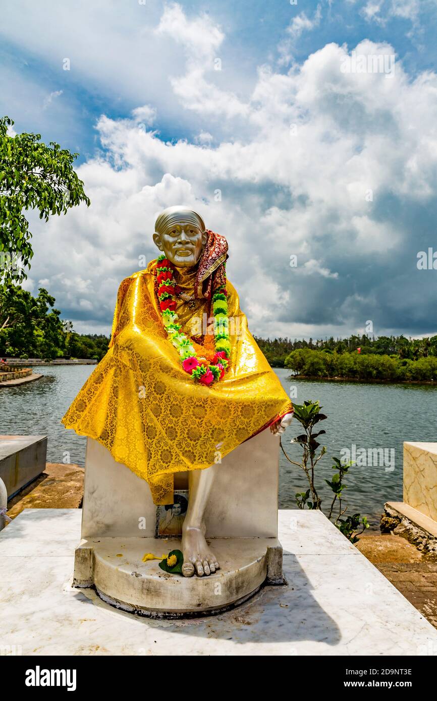 Statua di Sri Shirdi Sai Baba, 1838-1918, insegnante spirituale, fakir e yogi, sito di pellegrinaggio e tempio indù Lord Shiva, Lago Santo Grand Bassin, Ganga Talao, Mauritius, Africa, Oceano Indiano Foto Stock
