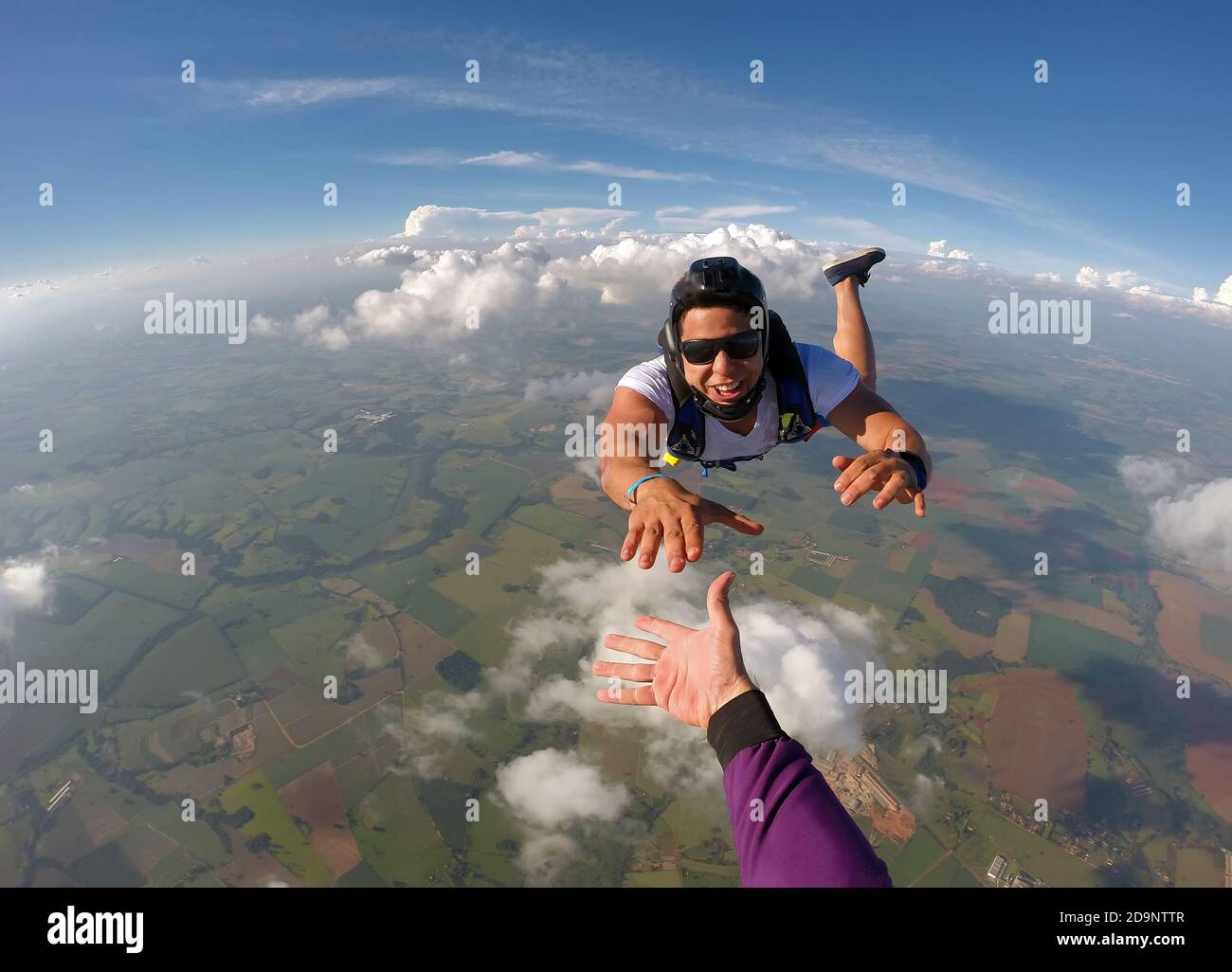 Il punto di vista dello Skydiver Shake della mano Foto Stock