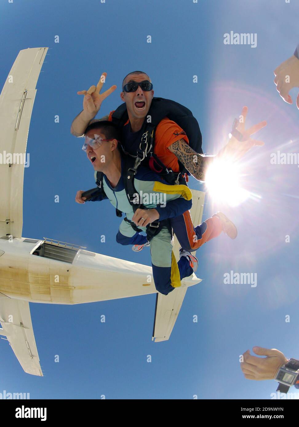 Skydive tandem due amici saltano fuori dall'aereo Foto Stock