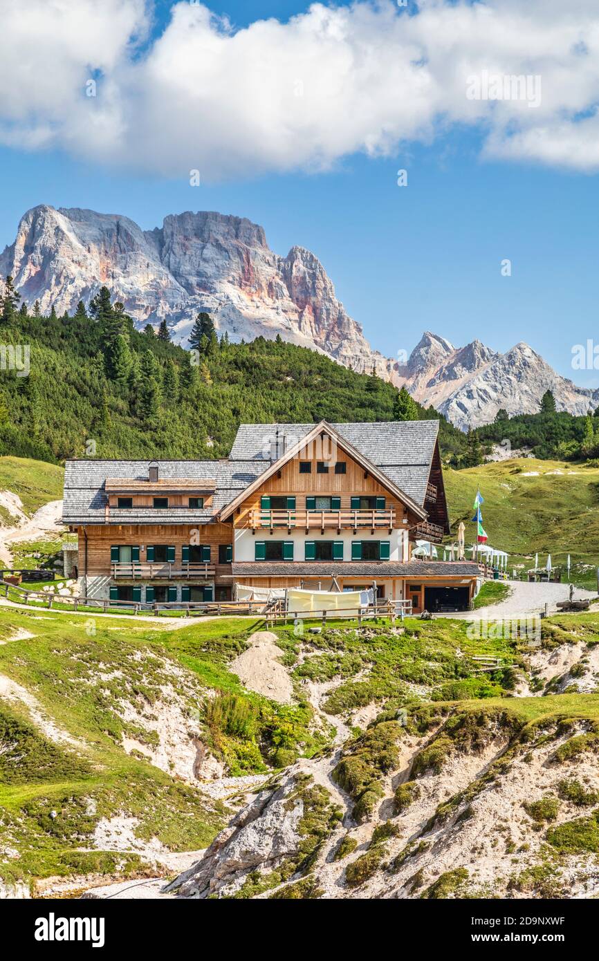 Schutzhaus Fodara Vedla e il villaggio alpino che lo circonda, Fodara Vedla, Dolomiti, San Vigilio di Marebbe / Santa Vigil in Enneberg, Bolzano / Bolzano, Alto Adige / Südtirol, Italia, Europa Foto Stock