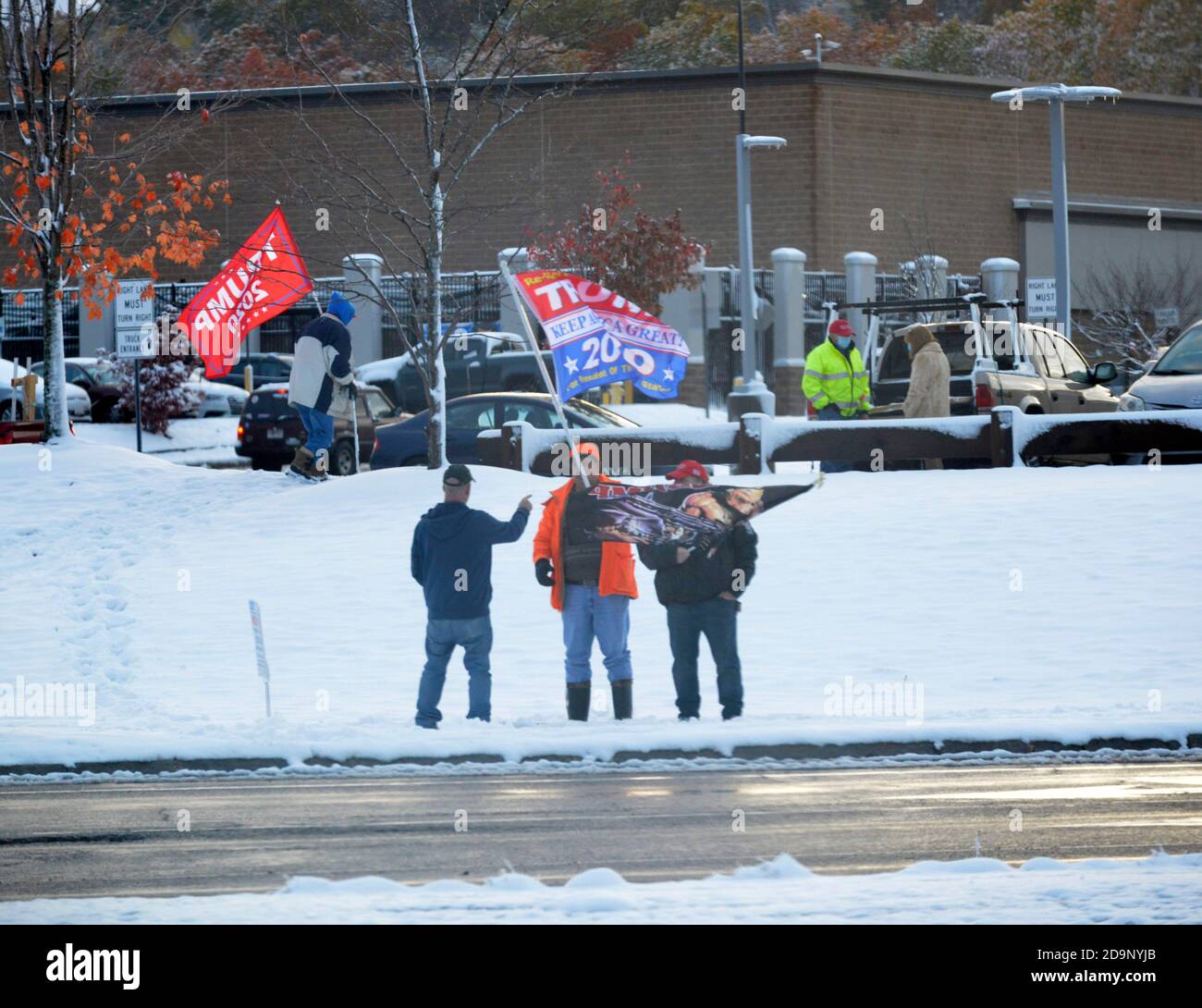 Leominster, Massachusetts, Stati Uniti. 30 Ott 2020. Alcuni sostenitori di Trump si trovano nella prima neve della stagione vicino a un Walmart sulla Route 117 a Leominster. Credit: Kenneth Martin/ZUMA Wire/Alamy Live News Foto Stock