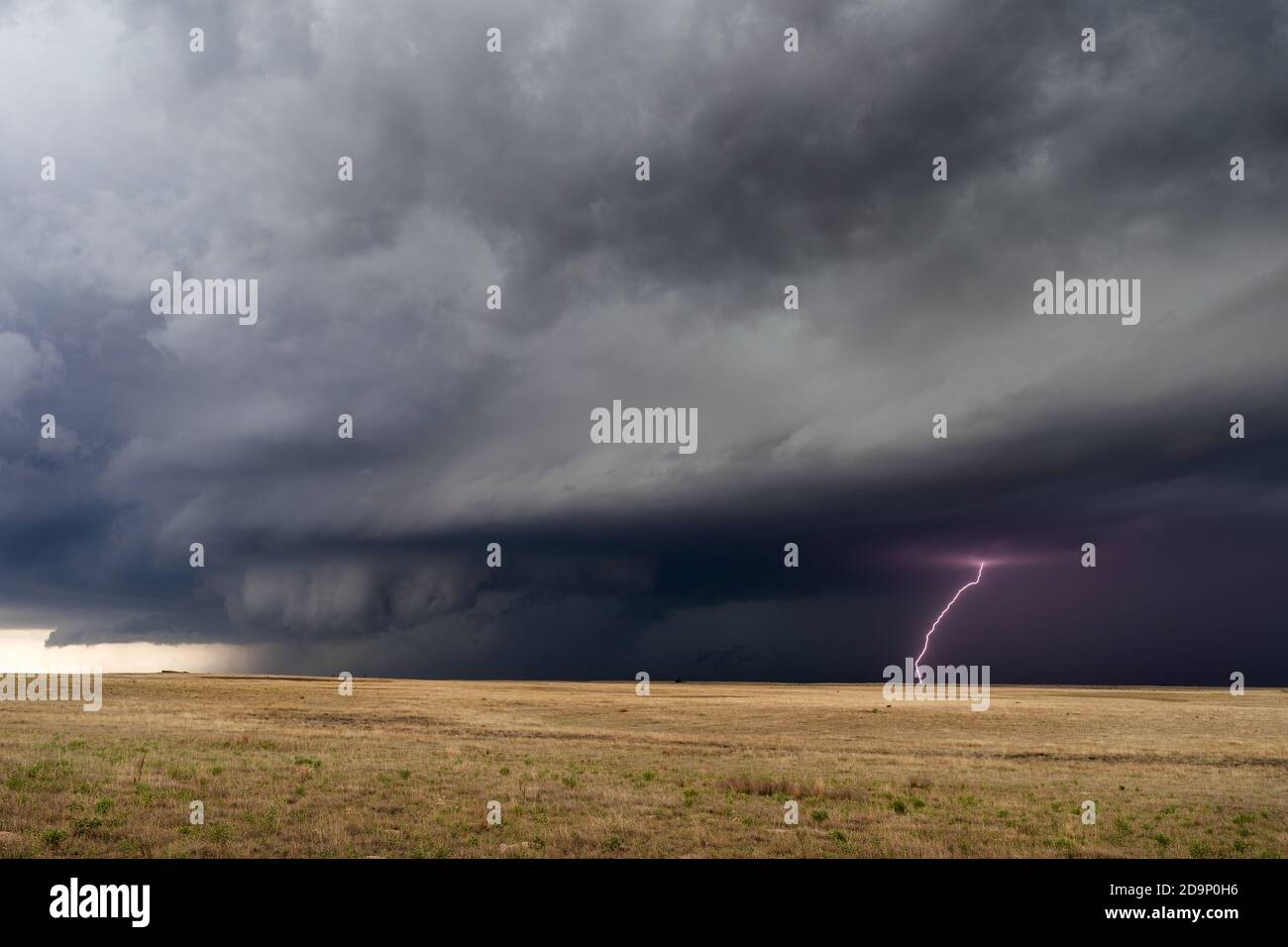 Un temporale supercellulare con cielo tempestoso e fulmini da nuvola a terra si avvicina a Springfield, Colorado Foto Stock