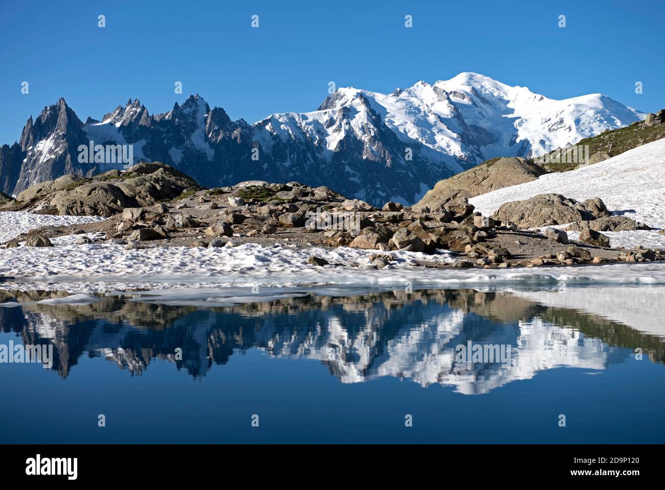 Francia, alta Savoia, Alpi, catena montuosa del Monte Bianco con Aiguilles de Chamonix (sinistra), Aiguille du midi (3842m), Monte bianco du Tacul (4248m Midden), Monte Maudit (4465m), Monte Bianco (4810m) e Aiguille de Bionnassay (4052m dx) riflettendo nel Lac Bianco (2350m) Foto Stock