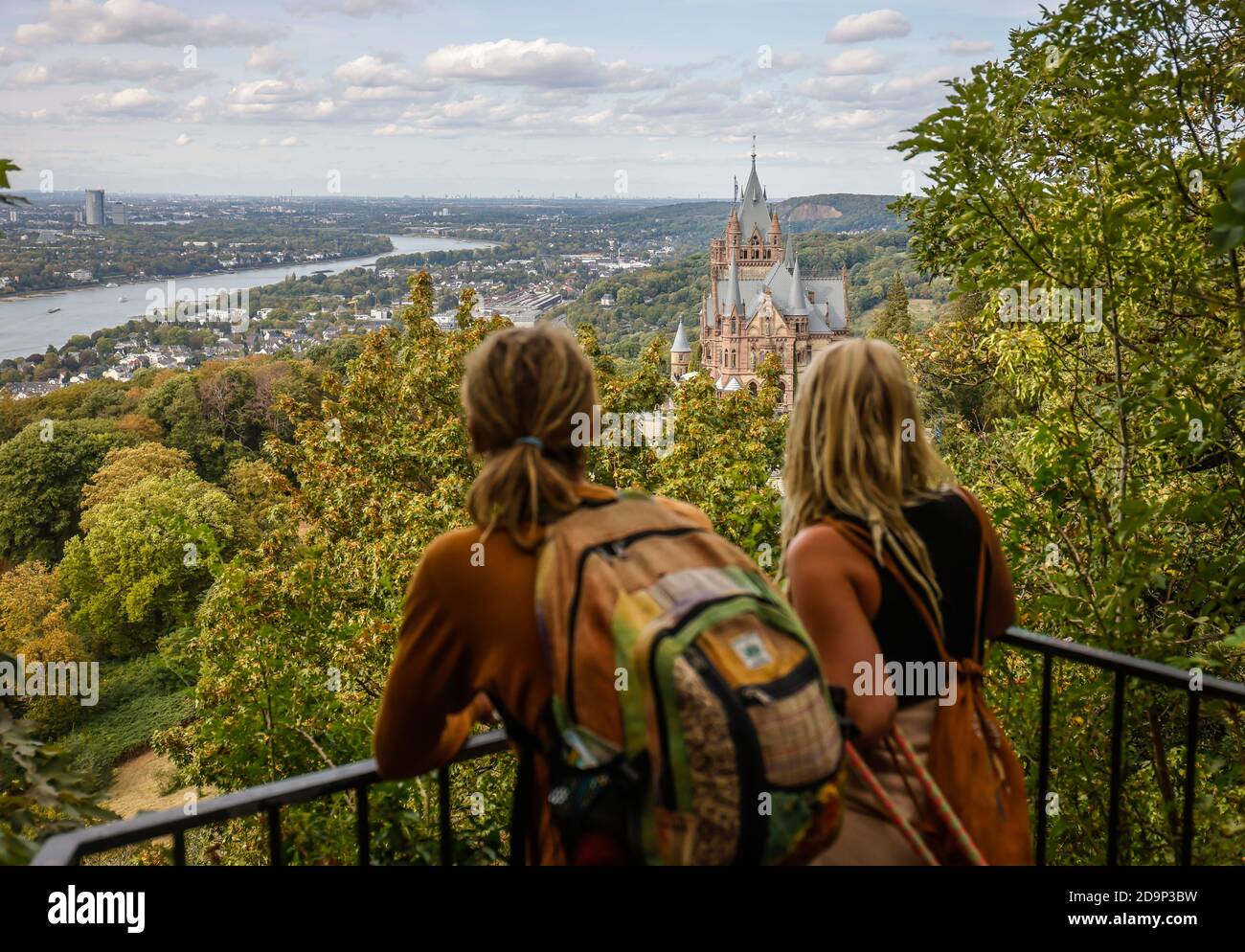 Koenigswinter, Nord Reno-Westfalia, Germania - Castello di Drachenburg sul Drachenfels, attrazione e destinazione di escursione nel Siebengebirge sul Reno, giovani turisti con tempri al punto di vista di fronte alla valle del Reno settentrionale. Foto Stock