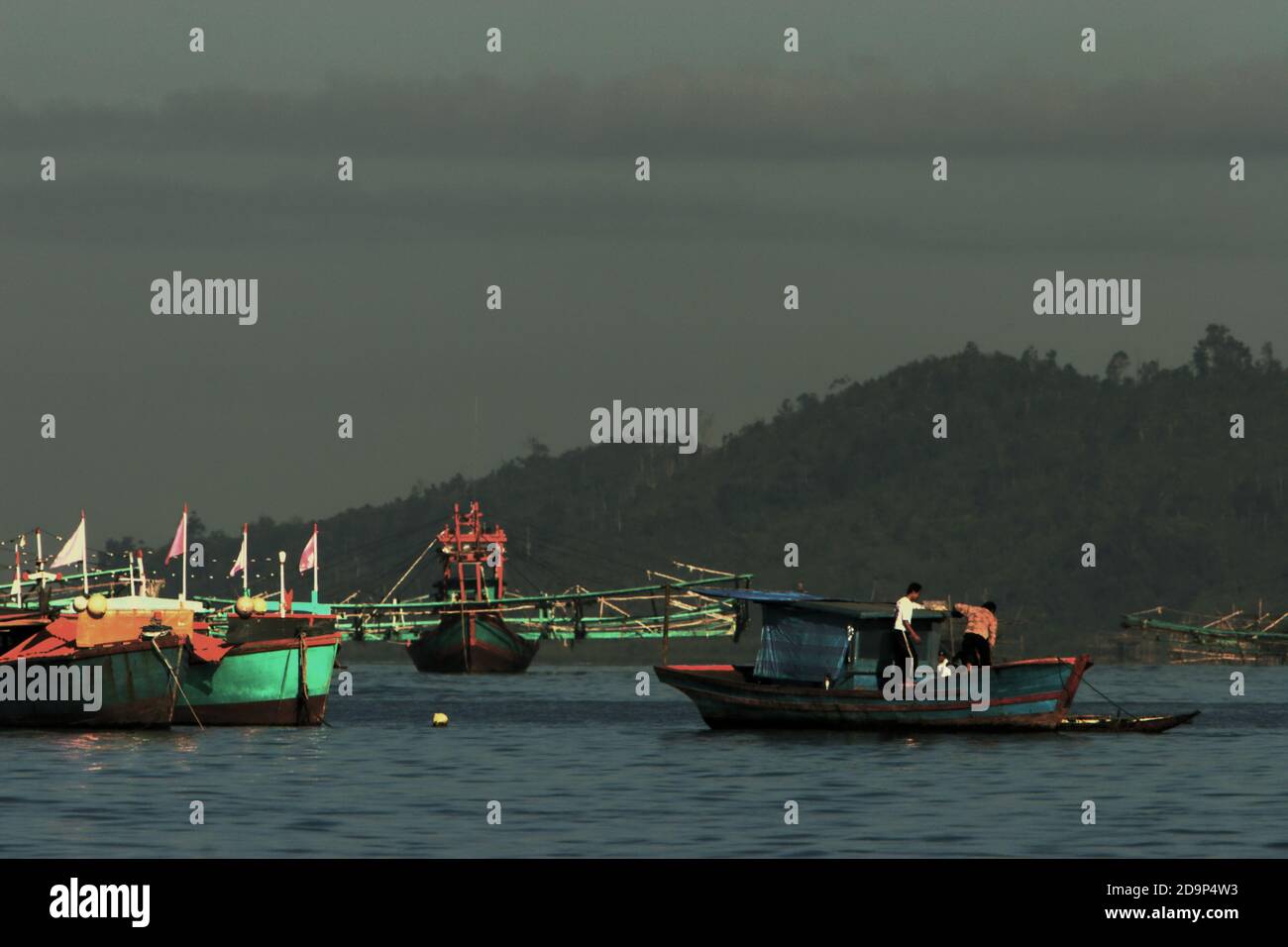 Barche da pesca sulla Baia di Tapian Nauli nella provincia di Sumatra del Nord dell'Indonesia. Foto Stock