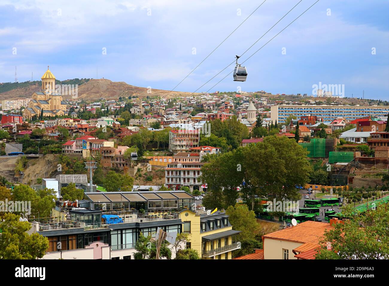 Vista aerea mozzafiato di Tbilisi con la funivia dal centro alla Fortezza di Narikala, Georgia Foto Stock