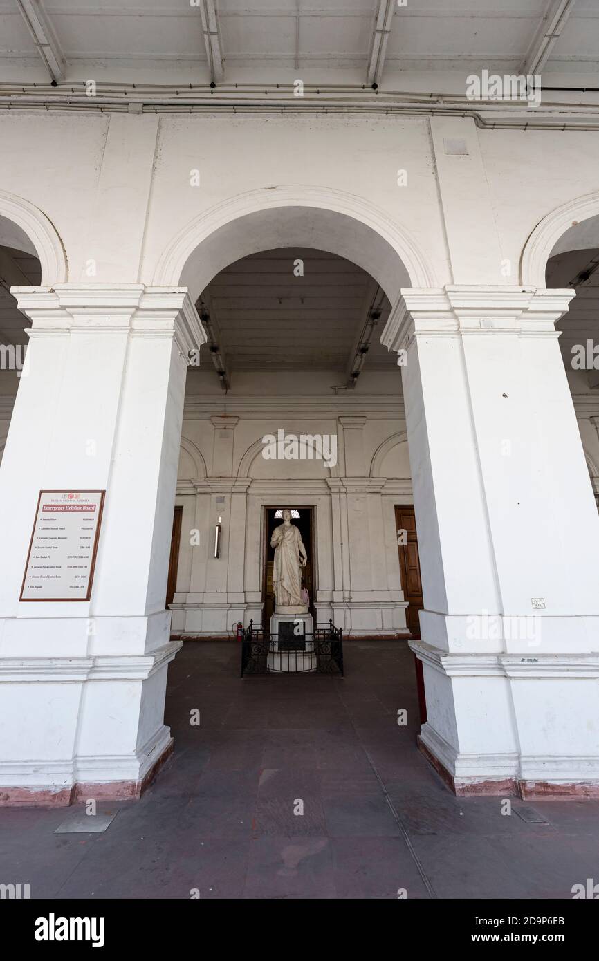 Vista di una statua sotto un arco all'interno del famoso Museo Indiano a Kolkata, monumento storico, edificio coloniale di epoca britannica. Foto Stock