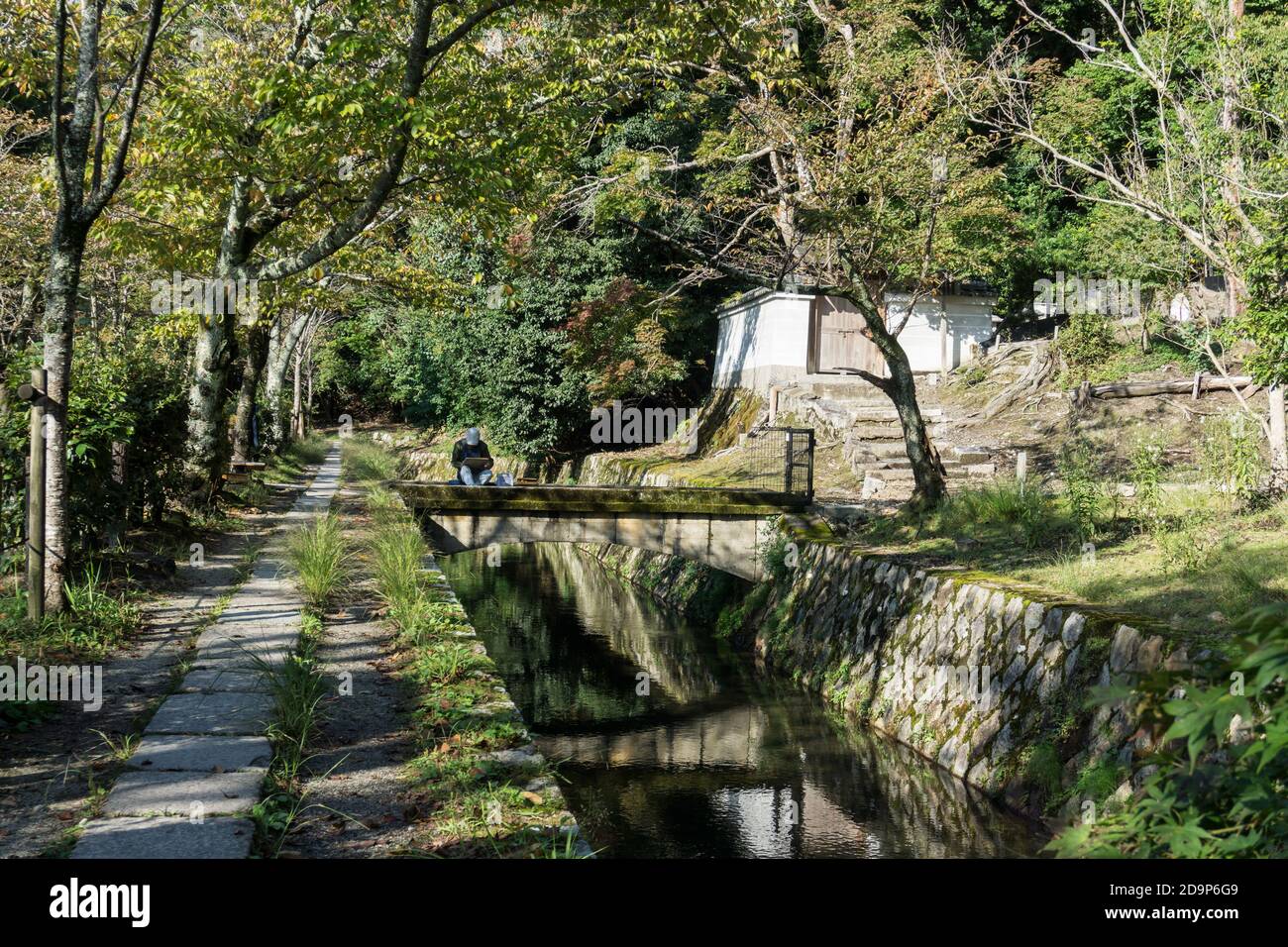 Vista del sentiero dei Filosofi (哲学の道, Tetsugaku no michi), un percorso in pietra lungo un canale attraverso la parte settentrionale del quartiere Higashiyama di Kyoto. Foto Stock