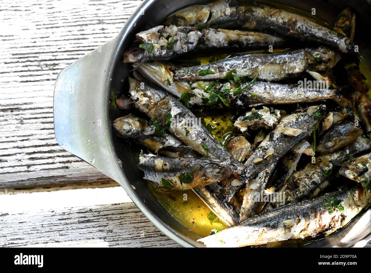 Pesce croccante e fritto su piatto con oli d'oliva E prezzemolo/ tipico pasto mediterraneo sano Foto Stock