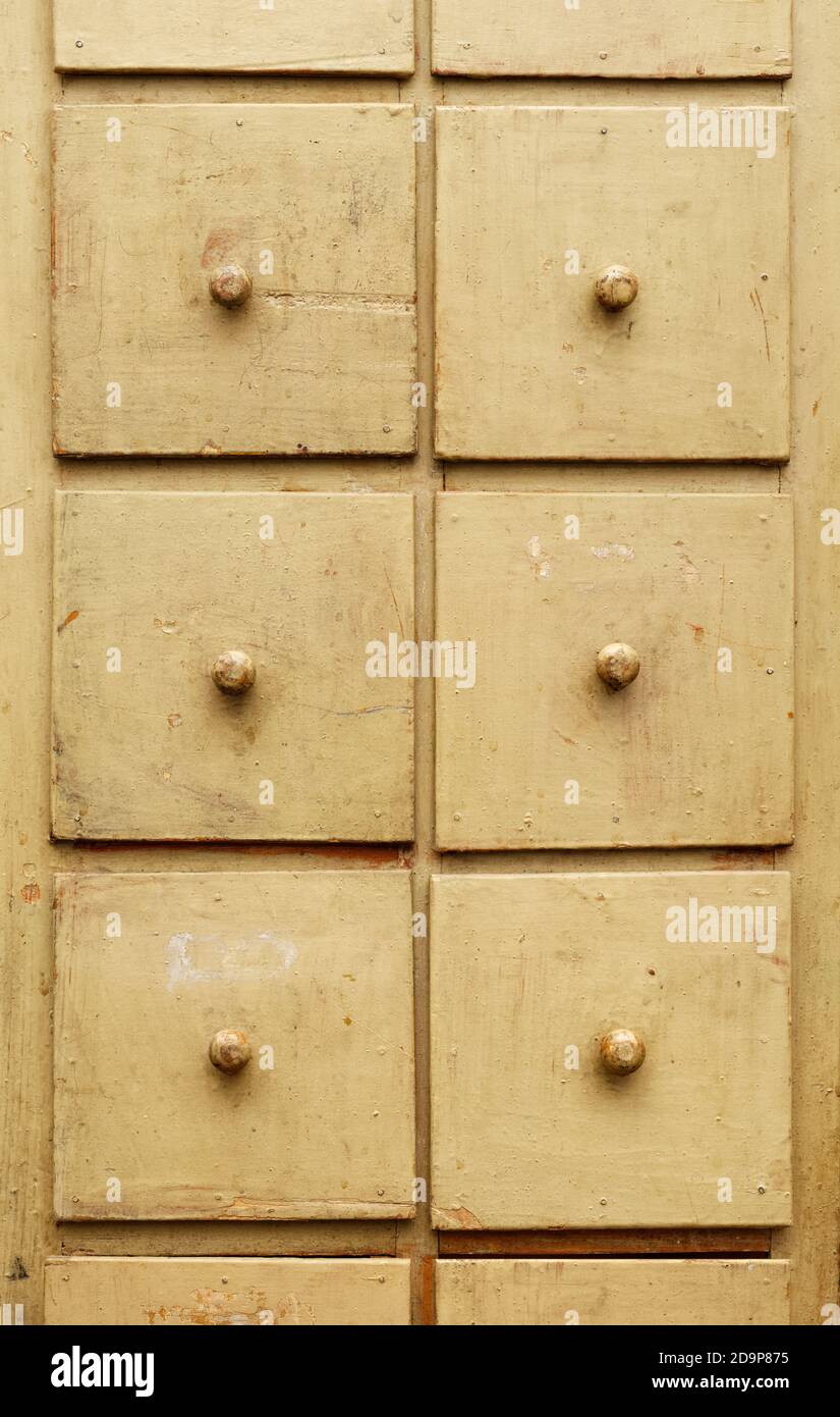 Sfondi e texture: Vecchio armadio in legno con cassetti, vista frontale Foto Stock