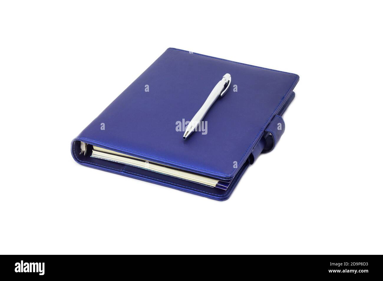 Collare blu diario e penna collocato sul coperchio e sfondo bianco. Foto Stock
