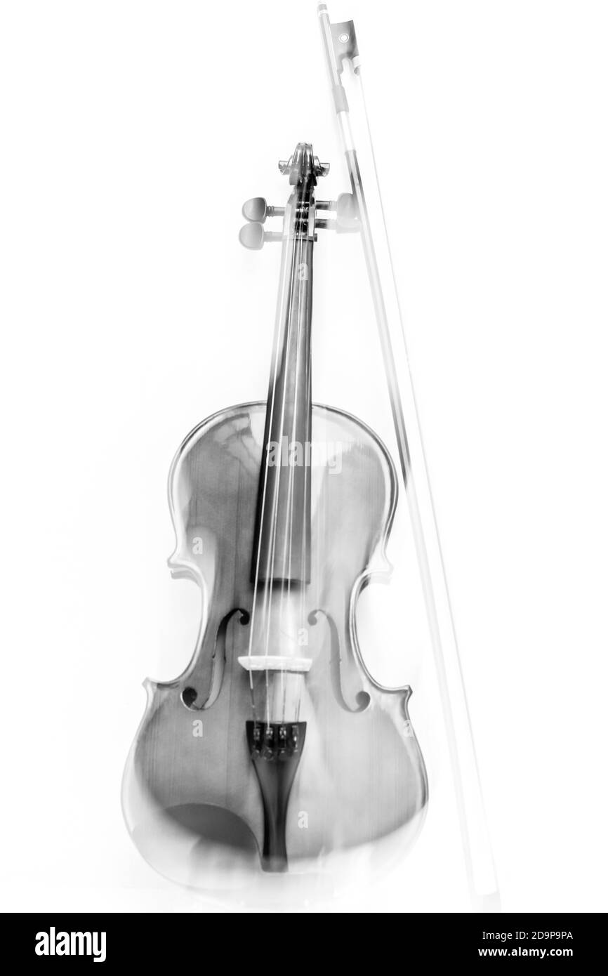 Immagine sfocata in bianco e nero di violino e prua su sfondo bianco. Foto Stock
