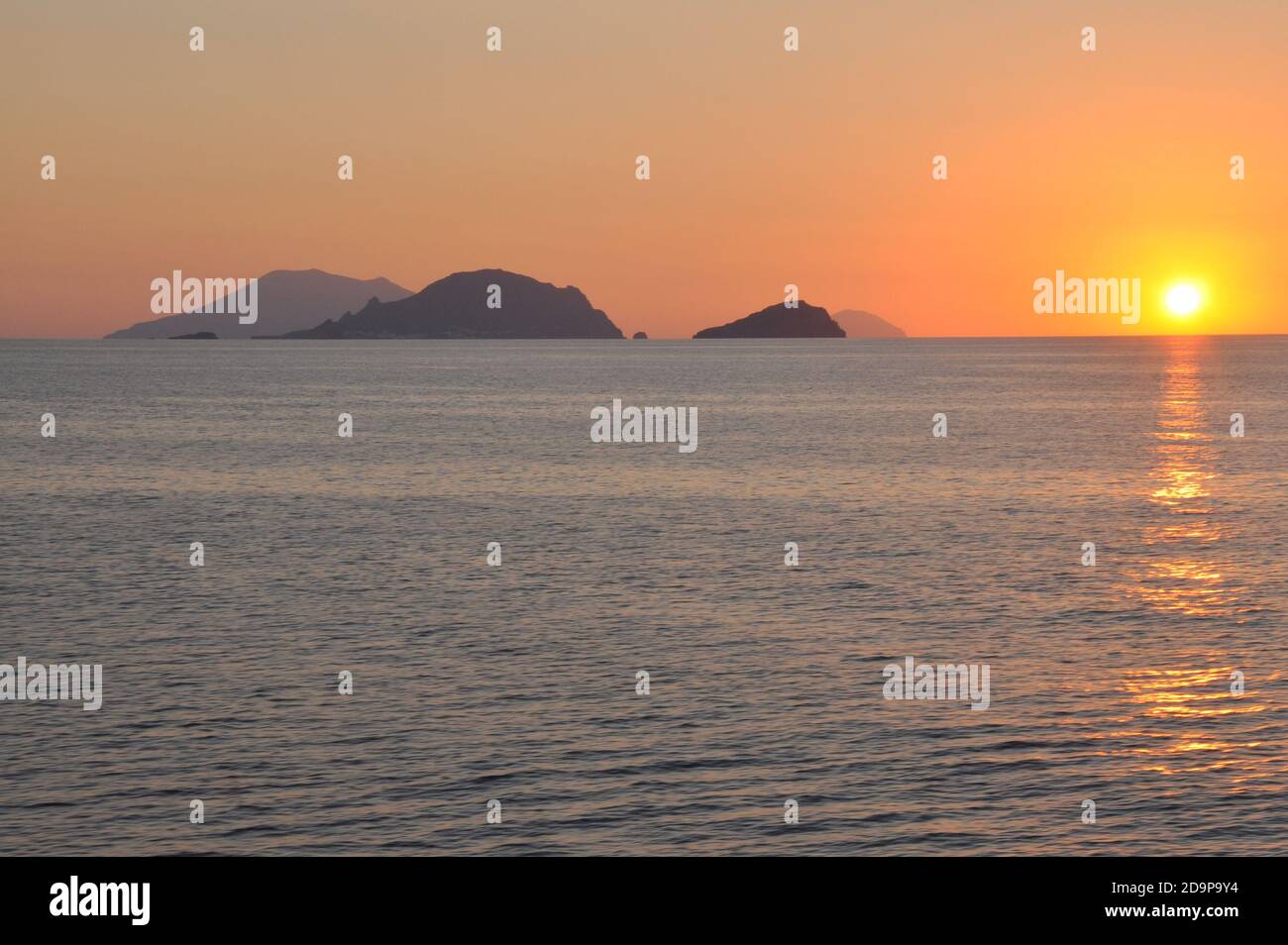 Italia, isole Eolie archepelago al tramonto, queste isole vulcaniche si trovano nel nord della sicilia e classificati al patrimonio dell'UNESCO. Foto Stock