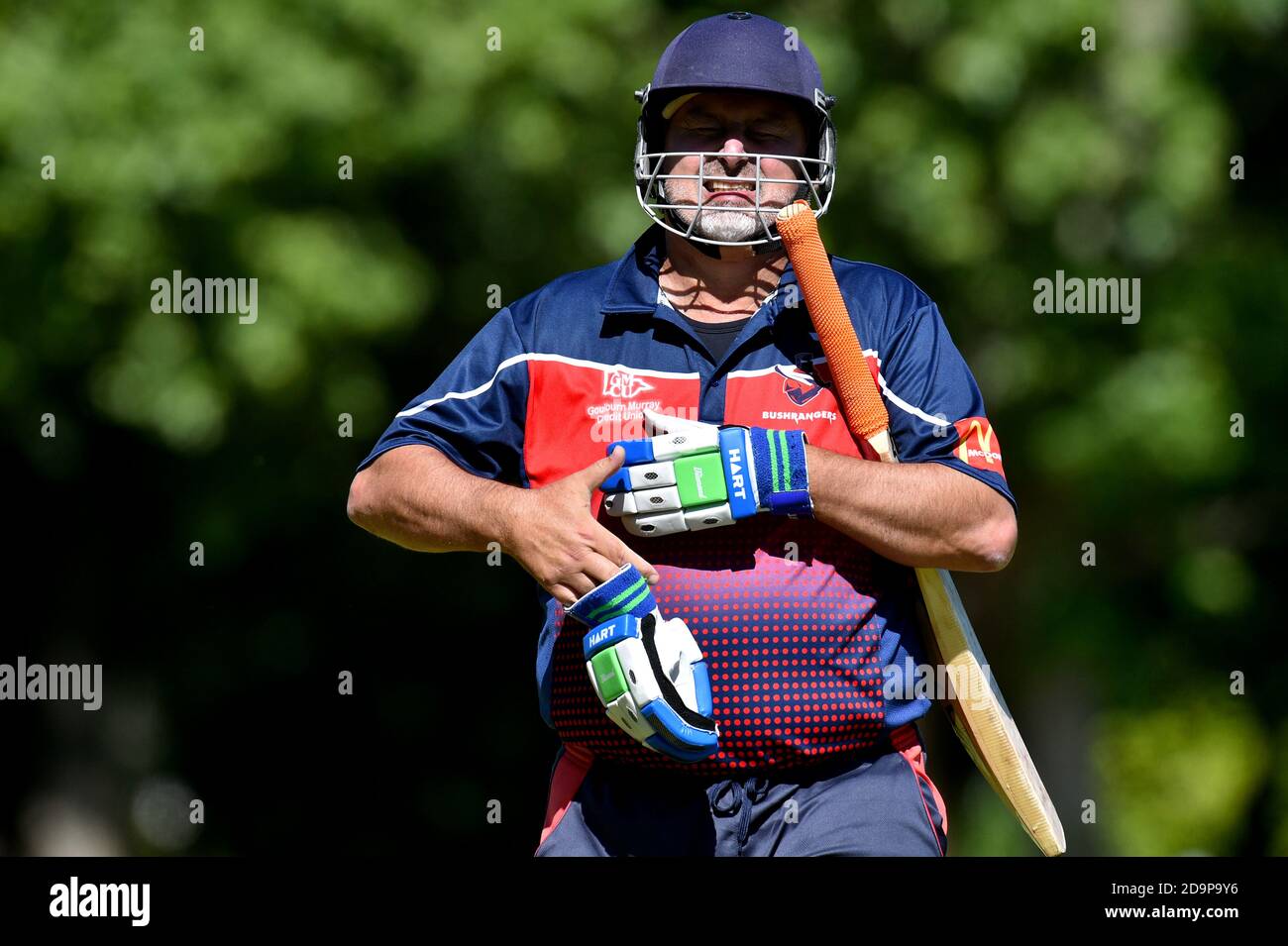 7 Novembre 2020. Greg Hoysted rimuove il guanto dopo averlo spezzato. , Benalla Bushrangers Cricket Club Foto Stock