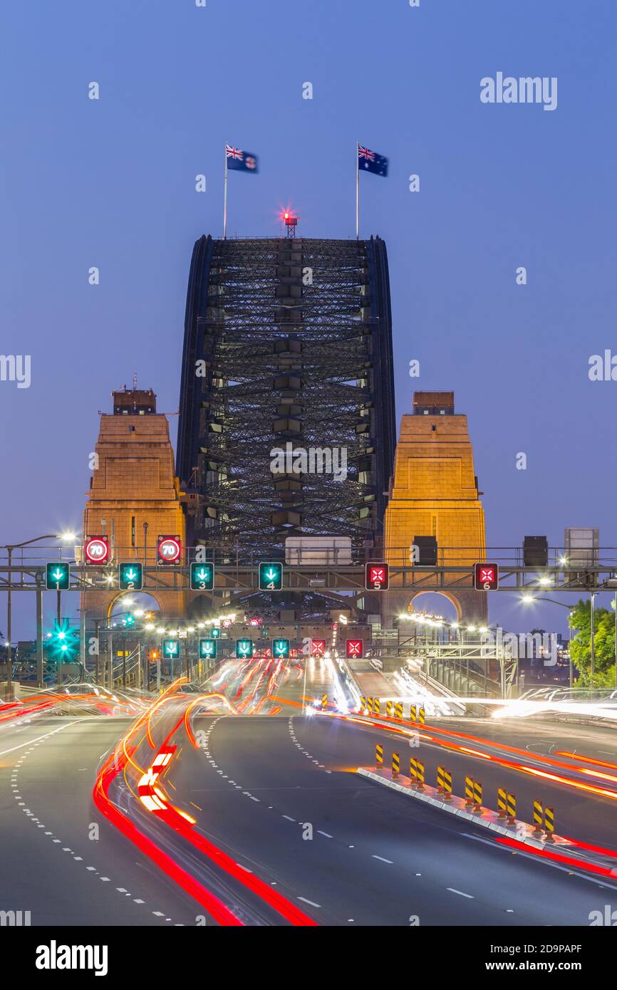 Traffico delle ore di punta sul Sydney Harbour Bridge a Sydney, Australia, guardando a nord lungo la Bradfield Highway che attraversa il ponte. Foto Stock