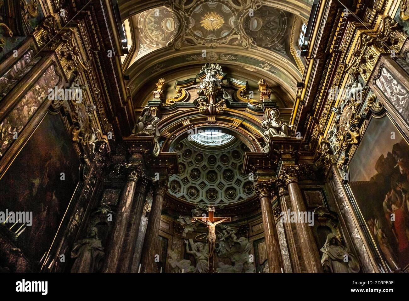 La Chiesa di Sant'Andrea a Bra in Piemonte, nel nord Italia. Progettato dall'architetto e scultore Berrnini, che progettò la Piazza San Pietro di Roma. Foto Stock