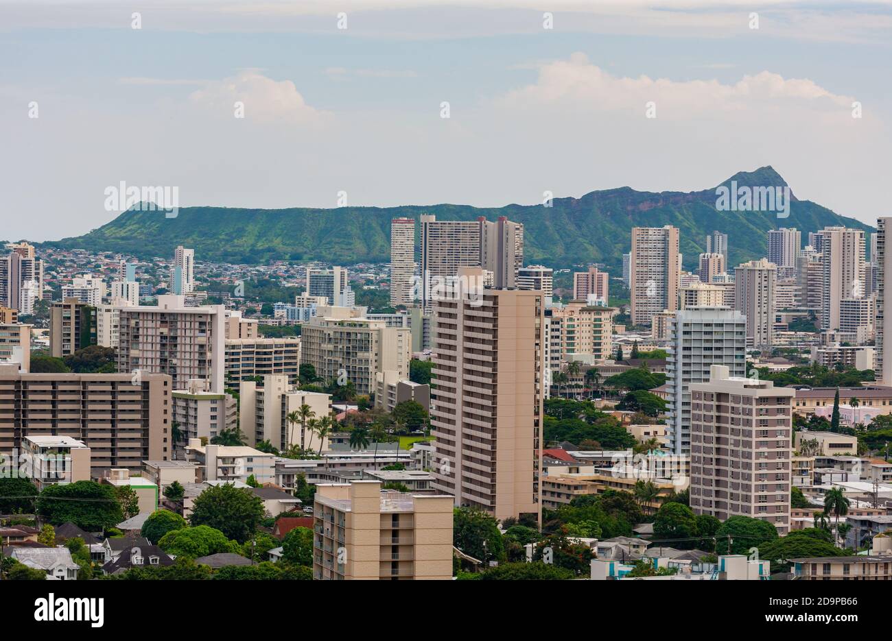 Centro di Honolulu con Diamond Head Crater sullo sfondo, Oahu, Hawaii Foto Stock