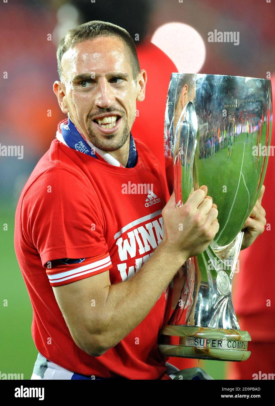 Praga, Repubblica Ceca. 31 Agosto 2013. FC Bayern Munchen 2-2 Chelsea FC (aet, Bayern vince 5-4 sulle penne). Franck Ribery del FC Bayern Monaco con il trofeo Supercup, Repubblica Ceca, 30 agosto 2013. /PSPA/Slavek Ruta *** Local Caption Credit: Slavek Ruta/ZUMA Wire/Alamy Live News Foto Stock