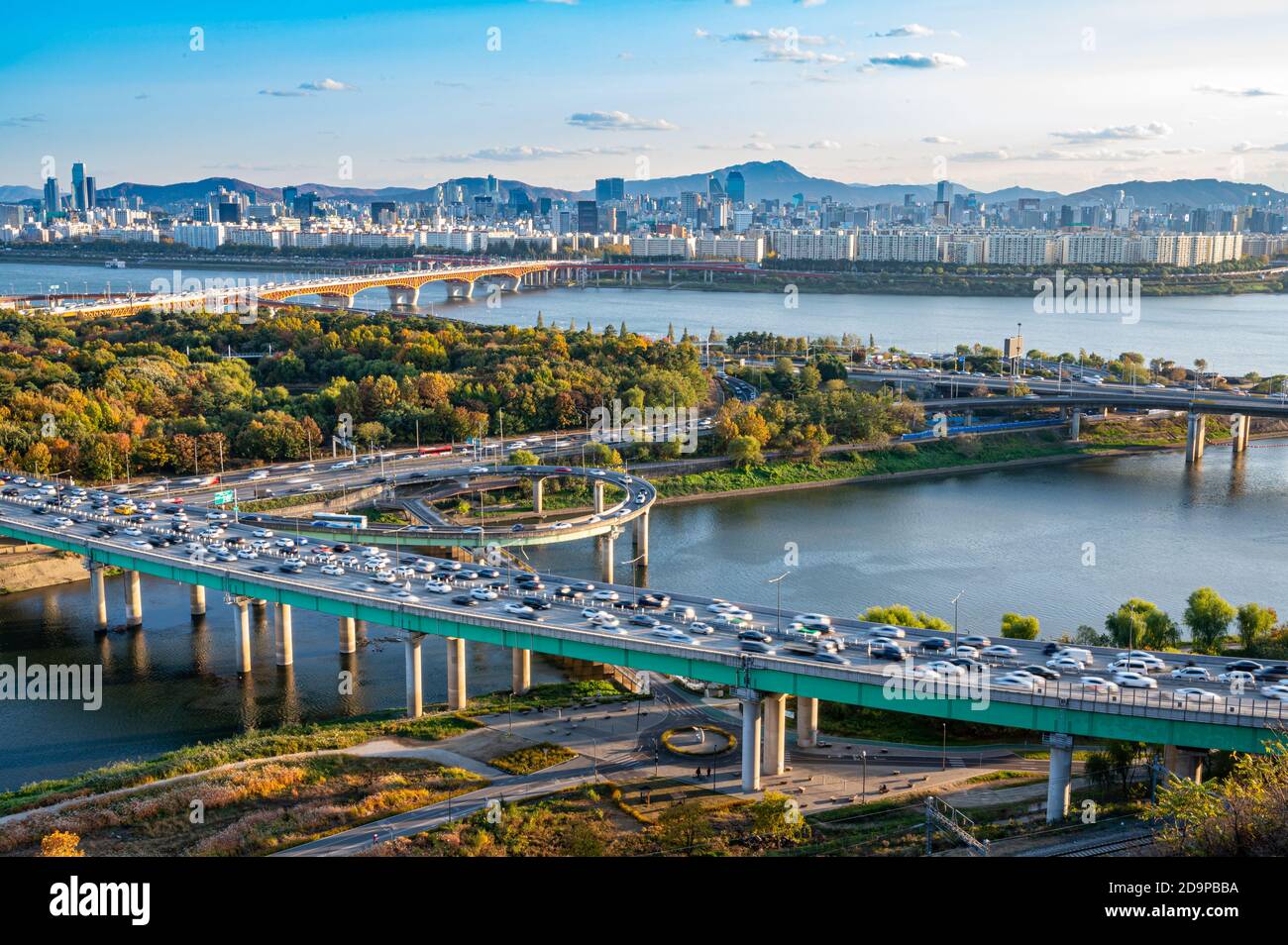 Scenario autunnale del fiume Han a Seoul, Corea del Sud nel 2020. Foto Stock