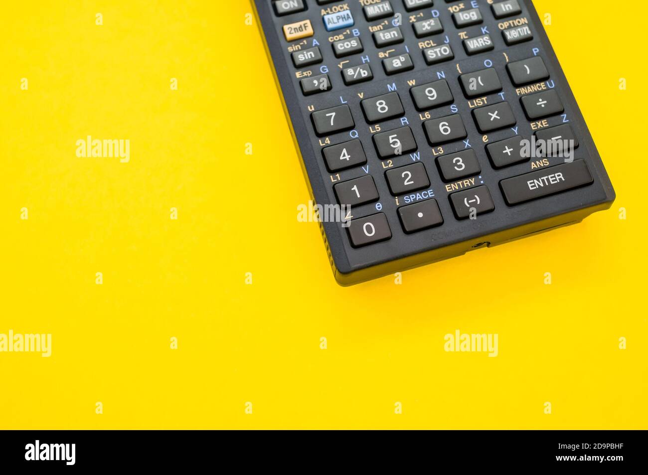 Primo piano di una calcolatrice su sfondo giallo Foto Stock