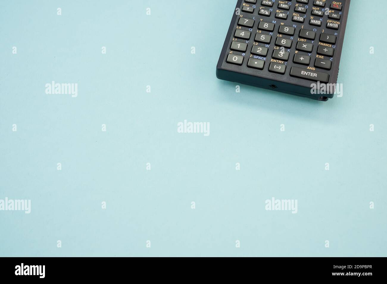 Primo piano di una calcolatrice su sfondo blu Foto Stock