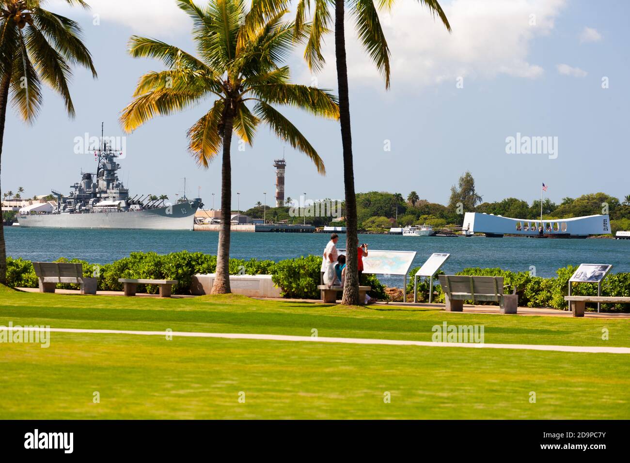 Pearl Harbor, HI, USA - 09 Febbraio 2011 : Battleship Missouri, la vecchia torre di volo su Ford Island e gli U.S.S. Arizona Memorial Foto Stock