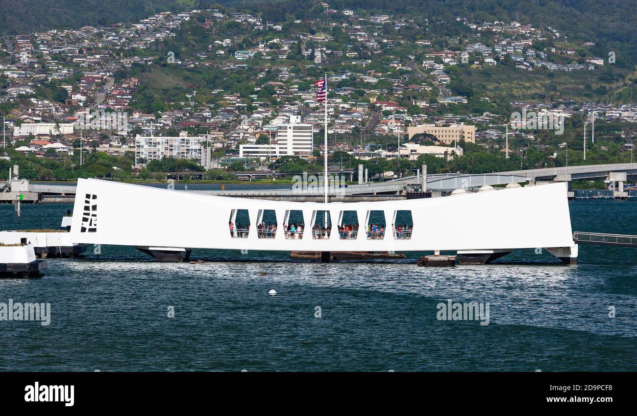 Pearl Harbor, HI, USA - 09 Febbraio 2011 : U.S.S. Arizona Memorial contenente turisti, seduti sul relitto sommerso della corazzata Foto Stock