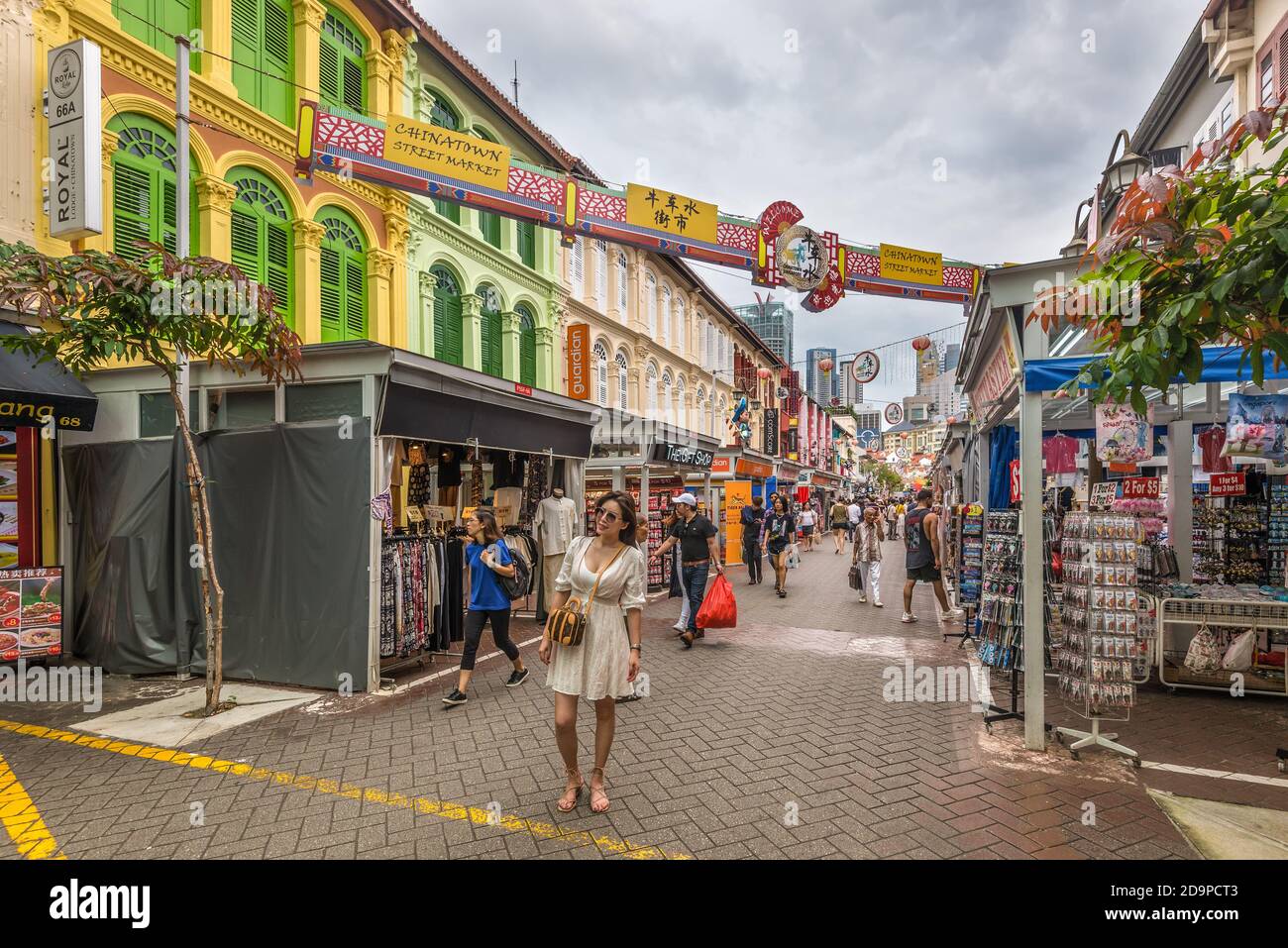 Singapore - 5 dicembre 2019: La gente cammina e fa shopping sul mercato di strada di Chinatown a Singapore con il tempo nuvoloso. Foto Stock