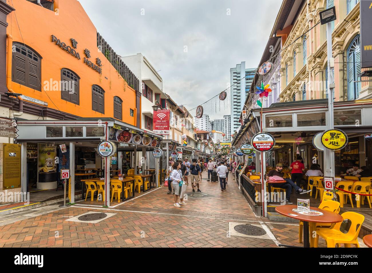 Singapore - 5 dicembre 2019: La gente cammina e fa shopping sul mercato di strada di Chinatown a Singapore con il tempo nuvoloso. Foto Stock