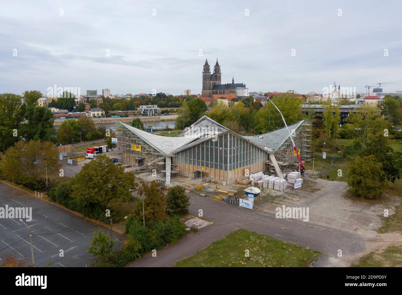 Germania, Sassonia-Anhalt, Magdeburgo, elencato Hypar shell, Cattedrale di Magdeburgo, Elbe Foto Stock