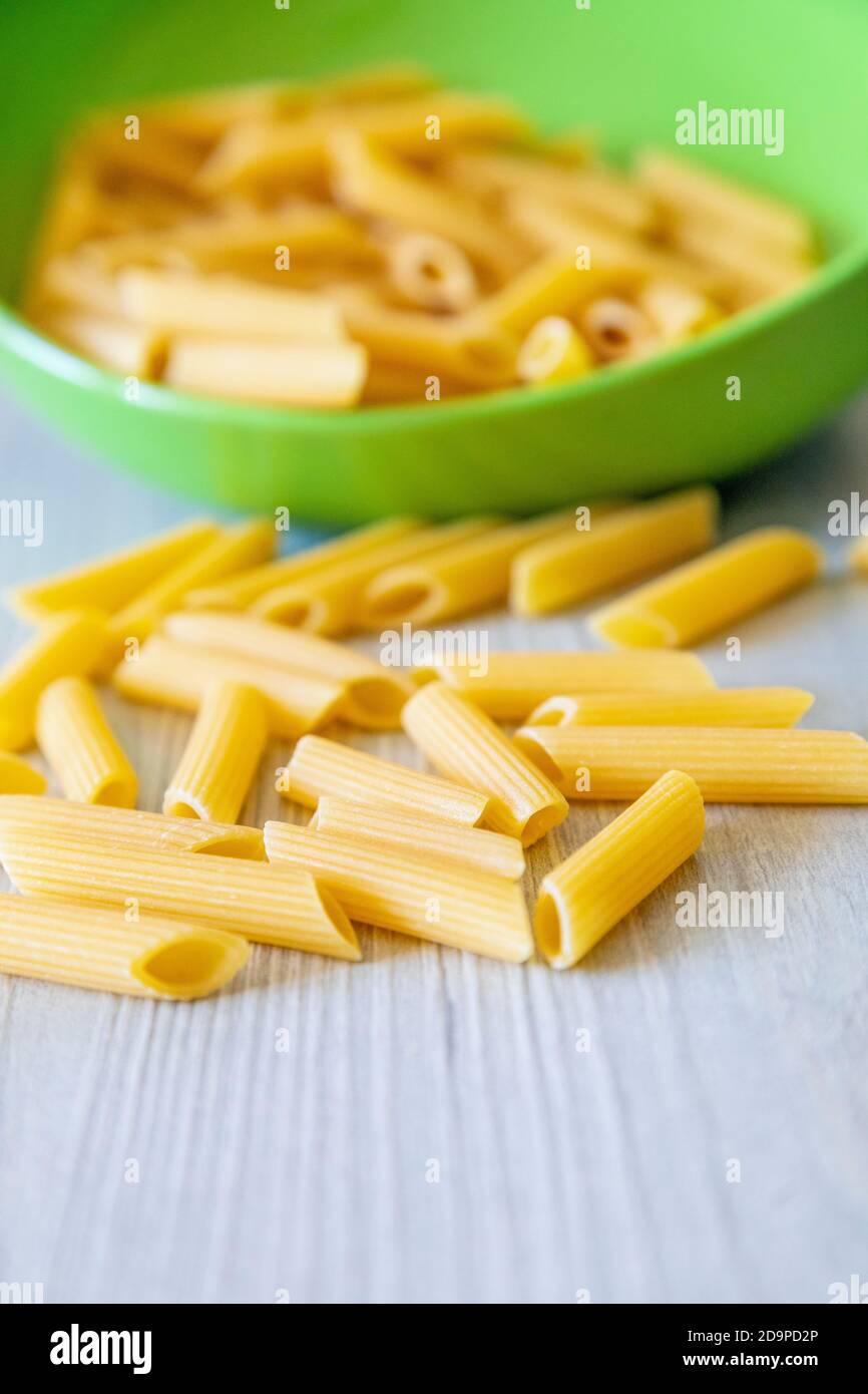 Pasta, cucina italiana, penne rigate, dieta mediterranea Foto Stock