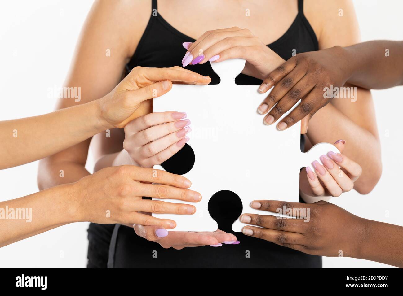 Molte razze in un posto mostrano che c'è più in comune che tra le persone di pensiero. Puzzle simbolo di DNA e identità intelligente. Foto Stock