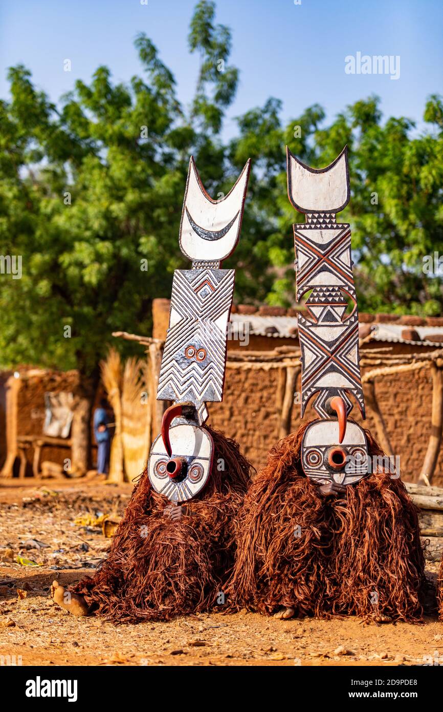 Balli con una maschera Hawk del popolo BWA, Burkina Faso Foto Stock