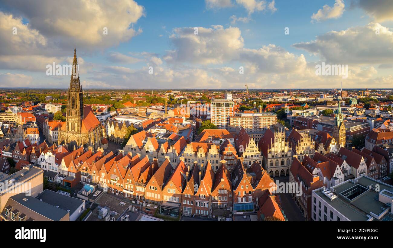 Panorama della città vecchia di Münster, Germania con Prinzipalmarkt e la chiesa di San Lambert Foto Stock