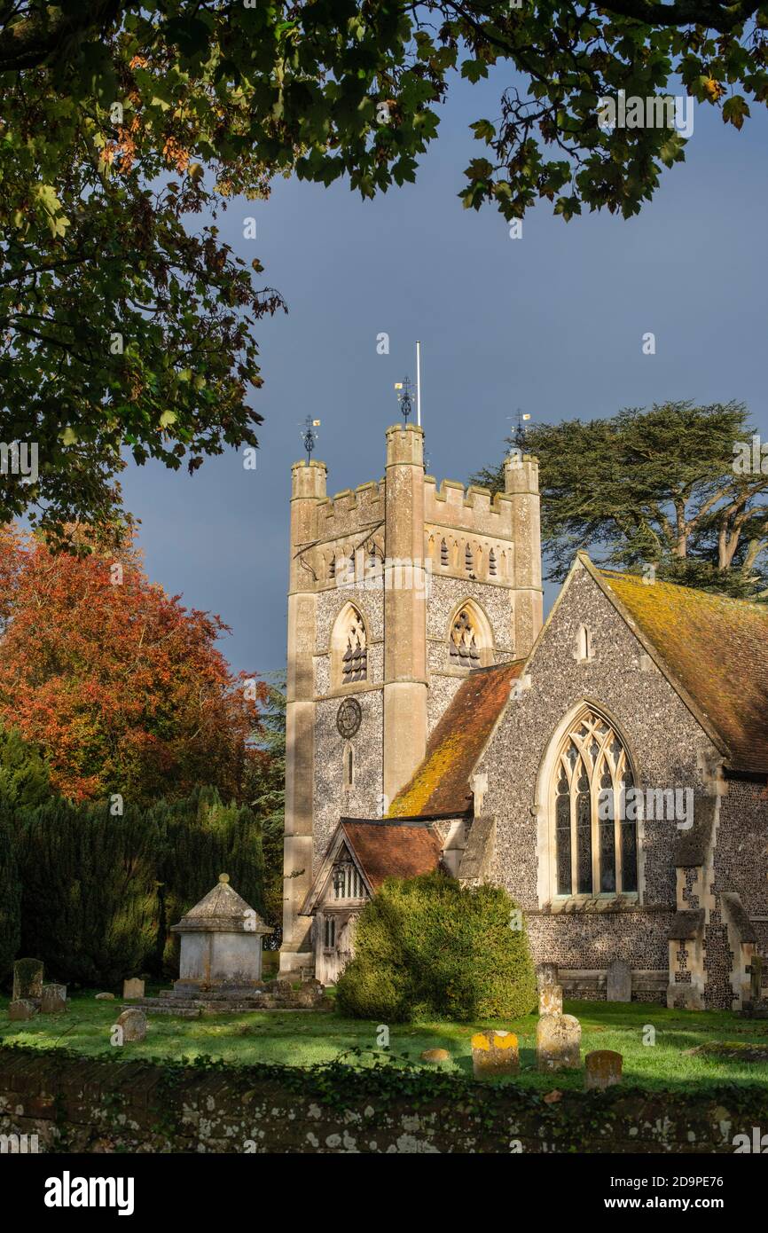 Chiesa di Santa Maria nella prima mattina luce autunnale. Hambleden, Buckinghamshire, Inghilterra Foto Stock