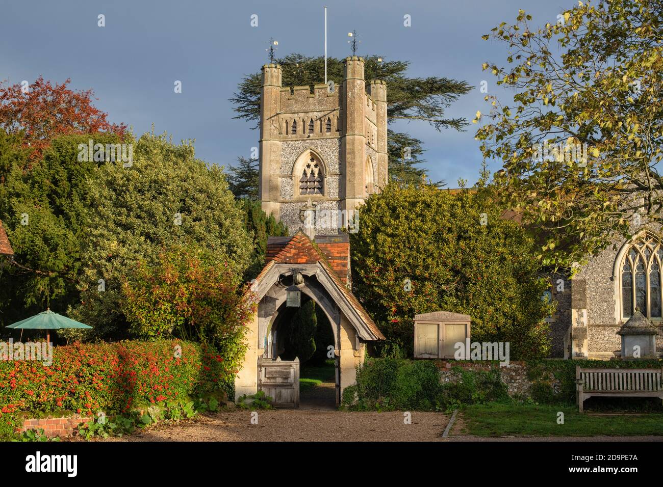 Chiesa di Santa Maria nella prima mattina luce autunnale. Hambleden, Buckinghamshire, Inghilterra Foto Stock