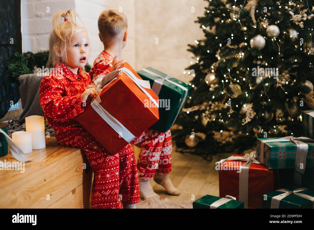 Carino bambini con regali di Natale a casa Foto Stock