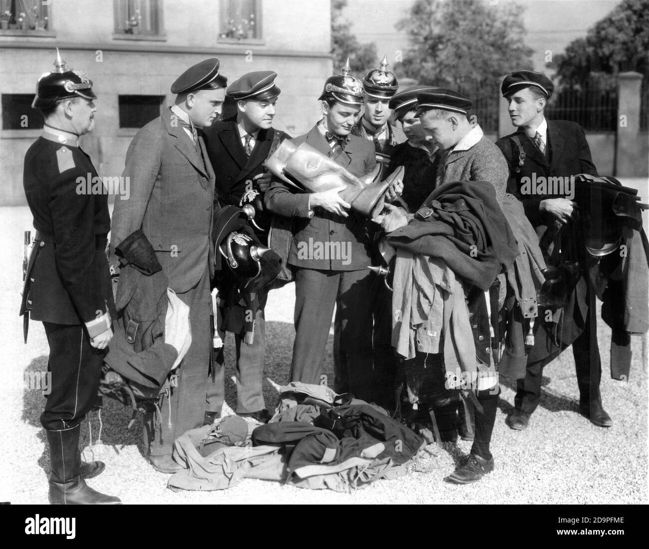 JOHN WRAY (a sinistra) BEN ALEXANDER LEW AYRES (stivali da tenere al centro) con altri attori sul set candid durante le riprese DI ALL QUIET SUL FRONTE occidentale 1930 regista LEWIS MILESTONE romanzo Erich Maria Remarque produttore Carl Laemmle Jr. Universal Pictures Foto Stock